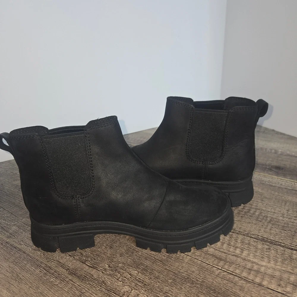 UGG Kids Ashton Chelsea Boots Black Waterproof Leather Lug Sole 1143662K Size 3Y